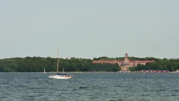 フレンズバーグ ドイツ 2023年7月9日 海洋学校の背景に波に揺れる帆船 — ストック動画