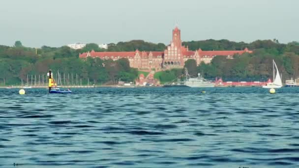 フレンズバーグ ドイツ 2023年9月10日 ドイツ海軍学校の反対側の海岸からの眺め 喪失した戦艦 — ストック動画