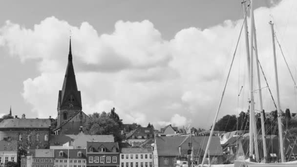 德国弗伦斯堡 2023年8月28日 白纸黑字的白纸黑字地掠过城里一座古老的新教教堂 时间飞逝 — 图库视频影像