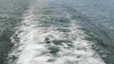 Geminin pervanesinin çalışmasından kaynaklanan deniz suyunda izler var.