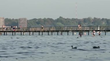 Flensburg, Almanya - 10 Eylül 2023. Vatandaşlar hafta sonları deniz kıyısında dinlenirler.