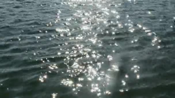 小さな海の波の太陽光の反射 — ストック動画