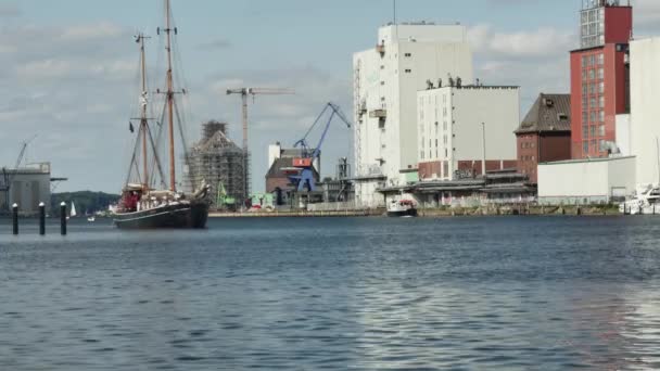 フレンズバーグ ドイツ 2023年8月11日 1939年に建設されたセーリングスクーナーSeute Deernは 港で航海し フロントビュー — ストック動画