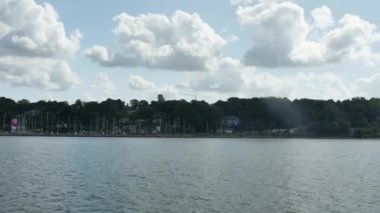  Flensburg, Almanya - 20 Ağustos 2023 Sahilde kıyıdan geçen bir yatın manzarası
