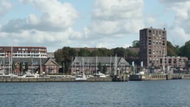  Flensburg, Almanya - 20 Ağustos 2023 Limandaki binalarla denizden kıyıya manzara