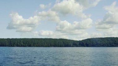  Orman ve bulutlarla denizden kıyıya manzara