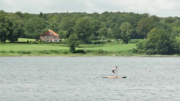 Flensburg Saksa Elokuuta 2023 Näkymä Ohikulkevasta Laivasta Metsän Rantaan Urheilija — kuvapankkivideo