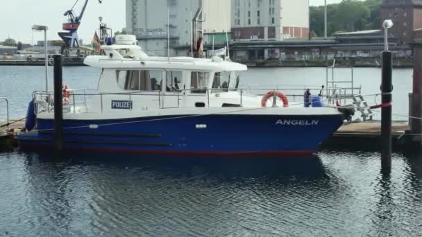 Flensburg Tyskland Juli 2023 Polisbåt Bredvid Förtöjd Polisgummibåt Hamnen — Stockvideo