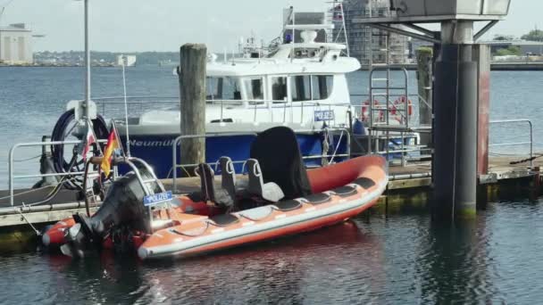 フレンズバーグ ドイツ 2023年7月27日 ピアのモーターボートの隣の警察のゴム製ボート — ストック動画