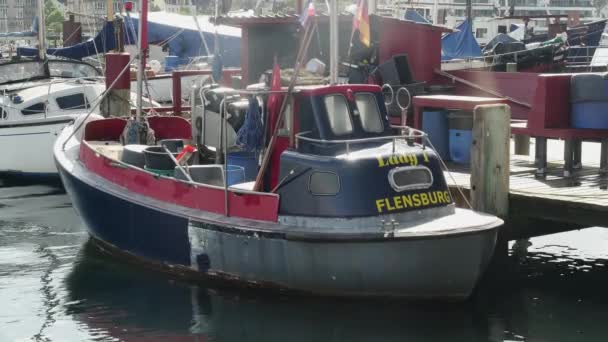 Flensburg Tyskland Juli Fiskebåt Förtöjd Vid Piren Med Inskriptionen Flensburg — Stockvideo