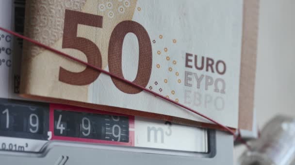 气体计的旋转数 顶部有50欧元的钞票 昂贵气体的概念 — 图库视频影像