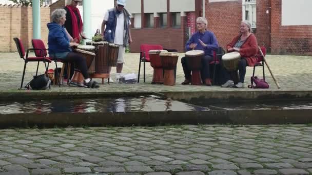 Flensburg Almanya Eylül 2023 Bir Grup Yaşlı Insan Sokakta Etnik — Stok video