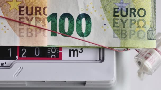 Forgó Számok Egy Működő Otthoni Gázmérőben 100 Eurós Bankjegyekkel Tetején — Stock videók