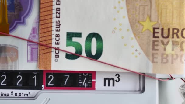 Roterende Nummers Een Werkende Huisgasmeter Met Eurobankbiljet Bovenop Macro — Stockvideo