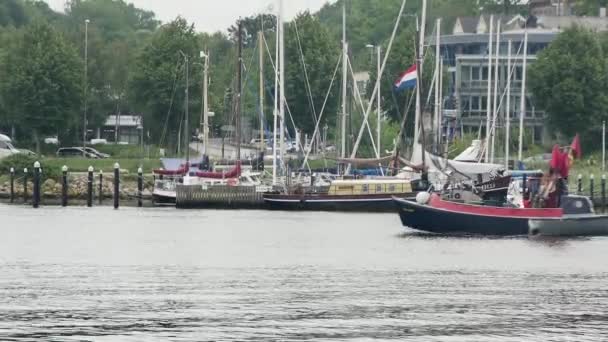 Flensburg Německo Července2023 Proplouvající Rybářská Loď Pozadí Města — Stock video