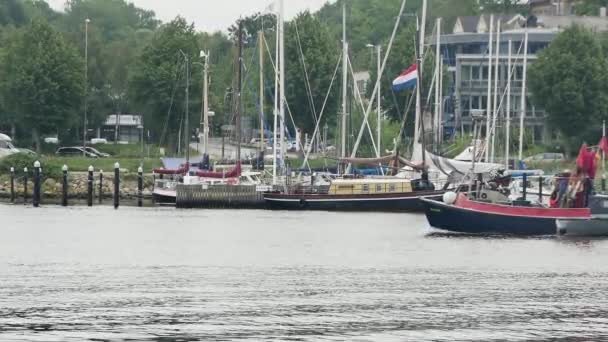 Flensburg Německo Července2023 Proplouvající Rybářský Člun Pozadí Města Zpomaleně — Stock video