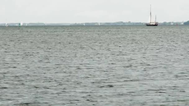 Widok Odległości Żaglówki Stylu Retro Żeglarstwo Spokojnym Morzu — Wideo stockowe