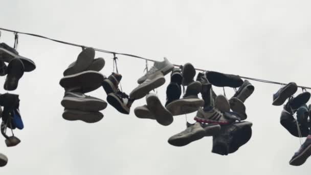 Beaucoup Chaussures Suspendues Contre Ciel Entre Les Maisons Matin Été — Video