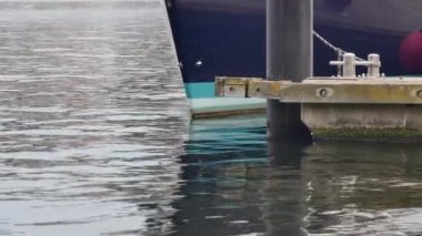 Limandaki demirli geminin yan görüntüsü.