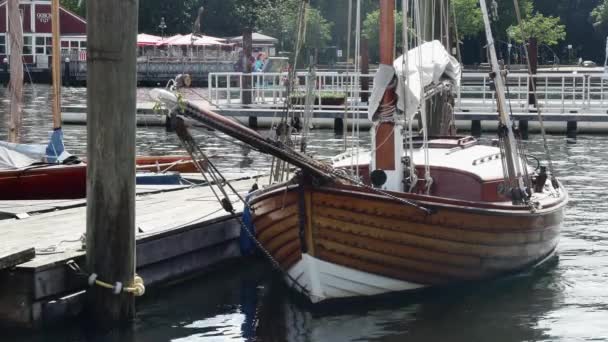 Flensburg Niemcy Lipca 2023 Widok Przodu Zacumowanego Jachtu Żaglowego Brzegu — Wideo stockowe