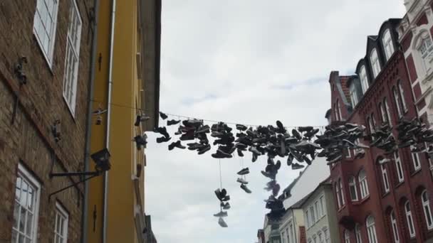 Flensburg Németország 2023 Július Lógó Cipők Utcán Házak Között Éggel — Stock videók
