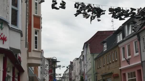 Flensburg Németország 2023 Július Házak Közötti Cipők Teljes Utcája Éggel — Stock videók
