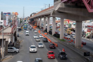 Monterrey 'de. Hayır. 29-10-2023. Monterrey şehrinin metrosunda tamirat, Avenida Universidad 'daki metro istasyonu, UANL yakınlarında..