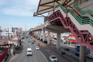 Monterrey 'de. Hayır. 29-10-2023. Monterrey şehrinin metrosunda tamirat, Avenida Universidad 'daki metro istasyonu, UANL yakınlarında..