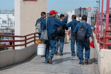 Monterrey, NL 'de. 29-10-2023. Monterrey Metro 'sundan bir grup işçi iş yerlerine gidiyor.