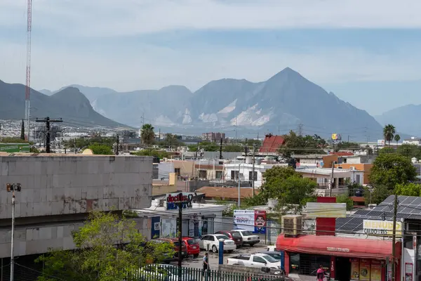 Monterrey, NL 'de. 29-10-2023. Monterrey şehrinin binalarının ve dağlarının manzarası