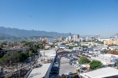 15-10-2024. Nueco Leon, Meksika. Santa Lucia İstasyonu 'ndaki trafik manzarası, Nuevo Leon, Meksika Metrorrey.