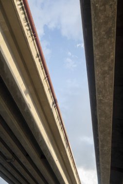 15.10.2024. Nuevo Leon, Meksika. Apodaca 'daki Avenida Lopez Mateos Köprüsü, Nuevo Leon, Meksika