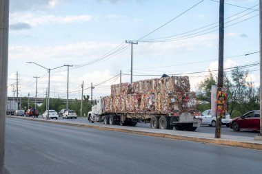 15.10.2024. Nuevo Leon, Meksika. Monterrey, Meksika 'daki Avenida Ignacio Sepulveda trafiğinin görüntüsü.
