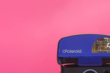 Klasik Polaroid boş kaset, beyaz arkaplanda izole