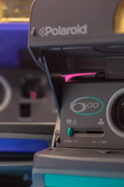 Klasik Polaroid boş kaset, beyaz arkaplanda izole
