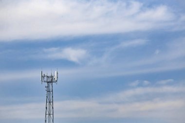 Mavi Gökyüzüne karşı İnce Bulutlu Hücre Kulesi