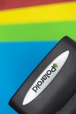 Klasik Polaroid boş kaset, beyaz arkaplanda izole