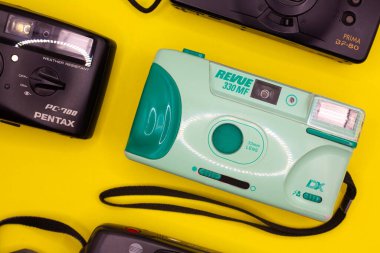 Klasik Polaroid boş kaset, beyaz arkaplanda izole