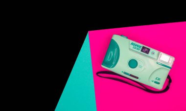 Klasik Polaroid boş kaset, beyaz arkaplanda izole