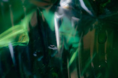 Odaklanamayan parlak plastik doku, soyut arkaplan, yeşil tonlar