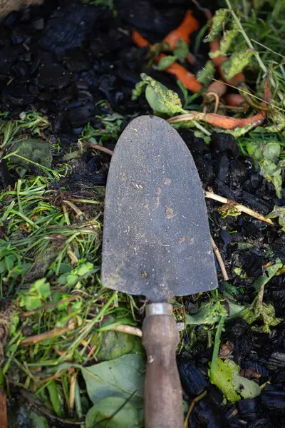 Organik atıklarla gübrelenmiş bahçe küreği