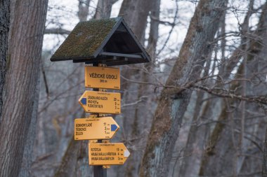 Troskovice, Çek Cumhuriyeti 9 Nisan 2025: Çek Cumhuriyeti 'nin Troskovice bölgesindeki bisiklet yolu mesafesini gösteren Vezicke udoli' deki turizm levhası