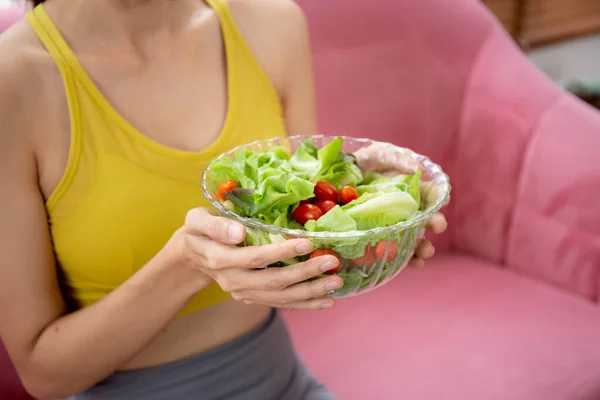 Großaufnahme Hände Von Frauen Die Salatgemüse Schale Halten Salat Heimischen — Stockfoto