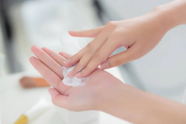 肌の保護のための手で保湿クリームと化粧品を適用する女性の閉鎖手 スキンケアと化粧品 衛生のための治療とボディケア 滑らかなタッチの手 スキンケアの概念 — ストック写真