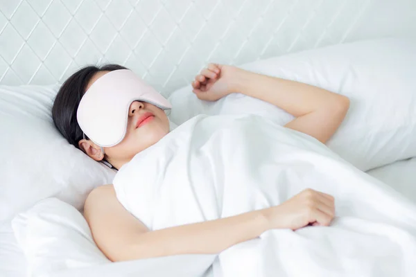 Piękna Młoda Azjatycka Kobieta Nosząca Okładkę Oka Śpiąca Łóżku Głową — Zdjęcie stockowe