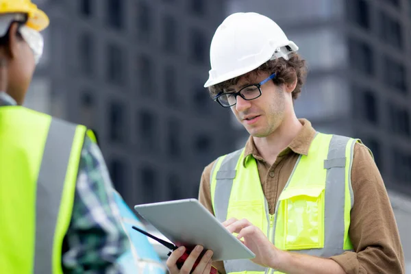 Young Man Woman Architect Planning Inspector Project Looking Digital Tablet — Foto de Stock