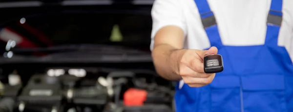 Closeup Hands Mechanic Giving Key Repair Car Garage Auto Service — Stock Photo, Image