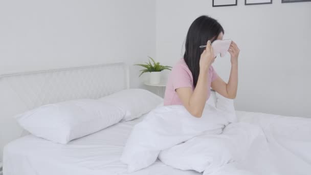 美丽的年轻亚洲女人 头戴被子 头戴枕头 躺在床上 舒适而快乐地睡在家里的卧室里 女孩则是为了健康和生活方式而放松休闲 — 图库视频影像