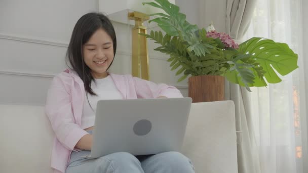 Lycka Ung Asiatisk Kvinna Sitter Soffan Och Arbetar Bärbar Dator — Stockvideo