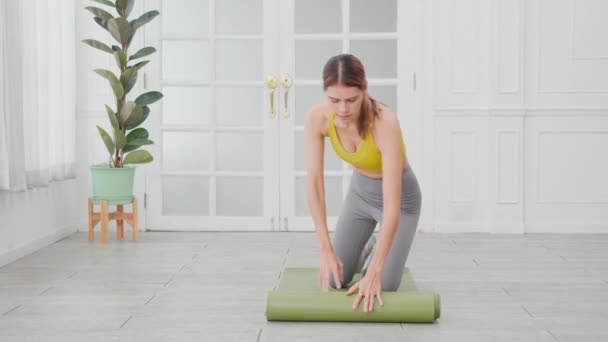 Kafkasyalı Genç Bir Kadın Evde Meditasyon Hazırlığı Dinlenme Egzersizi Için — Stok video